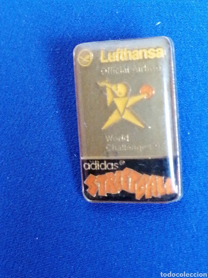 Pins de colecci&oacute;n: Lufthansa adidas stretballl pin - Foto 1