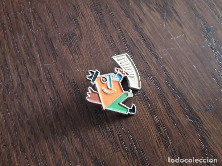 Pins de colecci&oacute;n: pin de Javier Mariscal, c&iacute;rculo de lectores, a&ntilde;os 90.