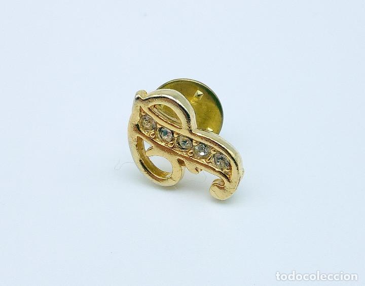 Pins de colecci&oacute;n: Pin Letra P de bisuter&iacute;a