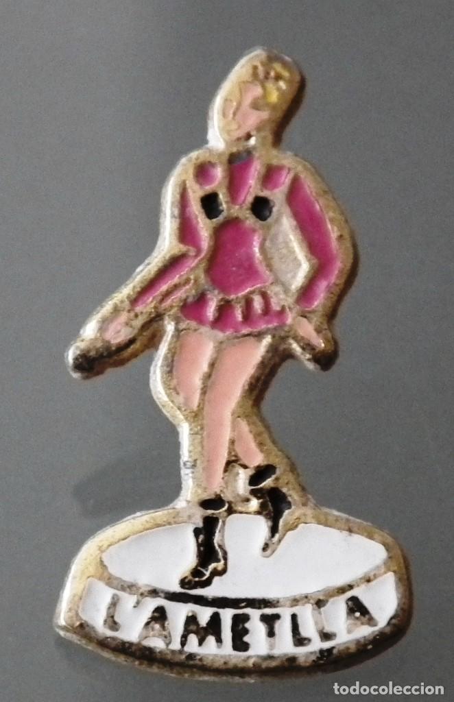 Pins de colecci&oacute;n: RARO PIN DE MAJORETTE EN FIESTAS - PROMOCIONAL L&acute;AMETLLA