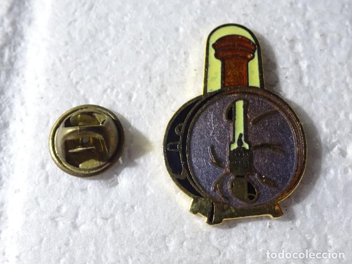 Pins e Spille di collezione: PIN DE TRENES FERROCARRILES. FRANCIA. ANTIGUO FARO FAROL FAROLILLO DE TREN