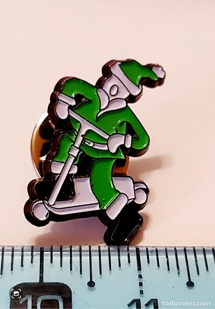 Pins de colecci&oacute;n: PINS PAPA NOEL CON PATINETE VERDE - NAVIDAD