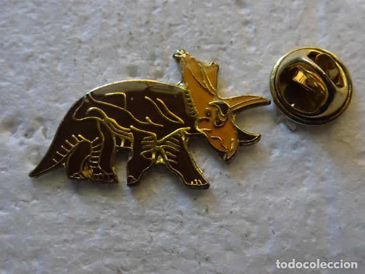 Pins e Spille di collezione: PIN DE ANIMALES. DINOSAURIOS. TRICERATOPS