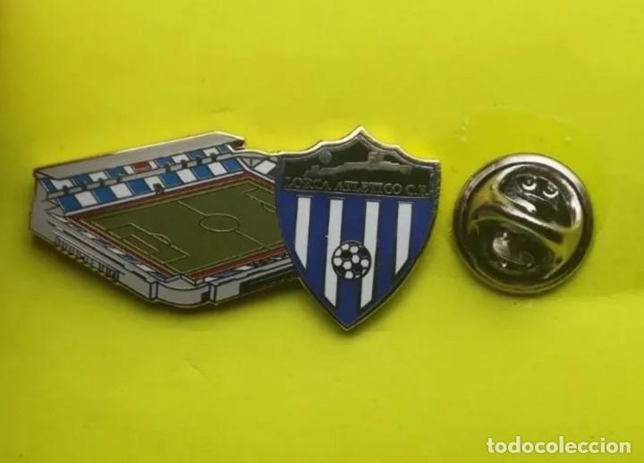 Sammlung von Pins: PIN DE FUTBOL - ESCUDO MAS ESTADIO - LORCA ATLETICO C.F. - FRANCISCO ARES CARRASCO - LORCA - MURCIA