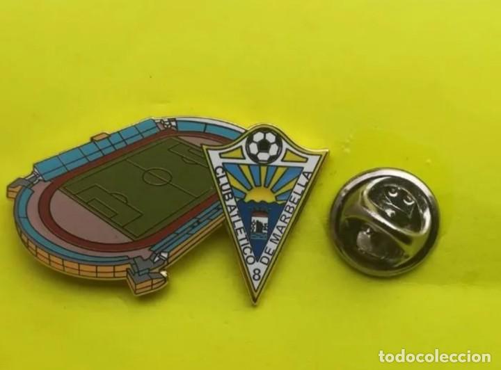 Sammlung von Pins: PIN DE FUTBOL - ESCUDO MAS ESTADIO - CLUB ATLETICO MARBELLA - MUNICIPAL DE MARBELLA - MALAGA