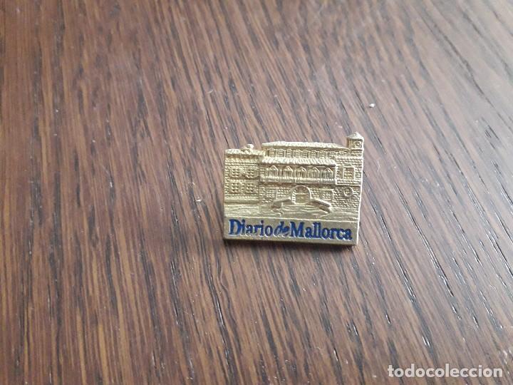 Pins de colecci&oacute;n: pin de publicidad, diario de Mallorca.
