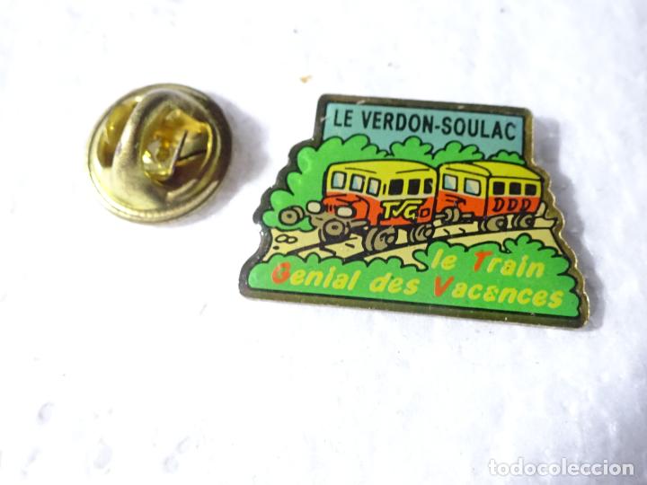 Pins e Spille di collezione: PIN DE TRENES FERROCARRILES. FRANCIA. LE VERDON SOULAC LE TRAIN DES VACANCES