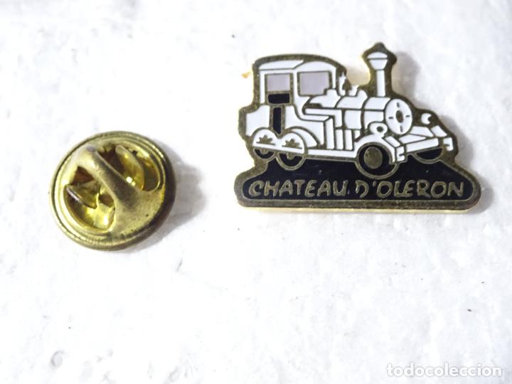 Pin's de collection: PIN DE TRENES FERROCARRILES. FRANCIA. TREN BUS CHATEAU D'OLERON