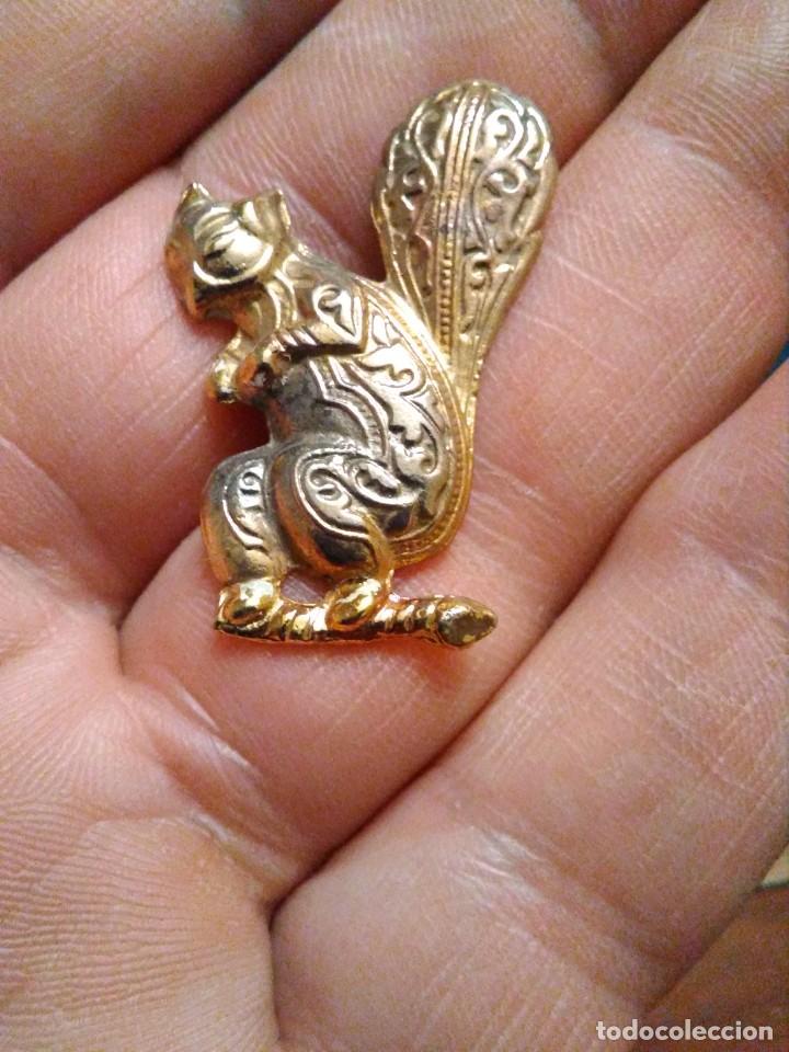 Pins de colecci&oacute;n: Pins tipo broche ardilla dorada filigrana