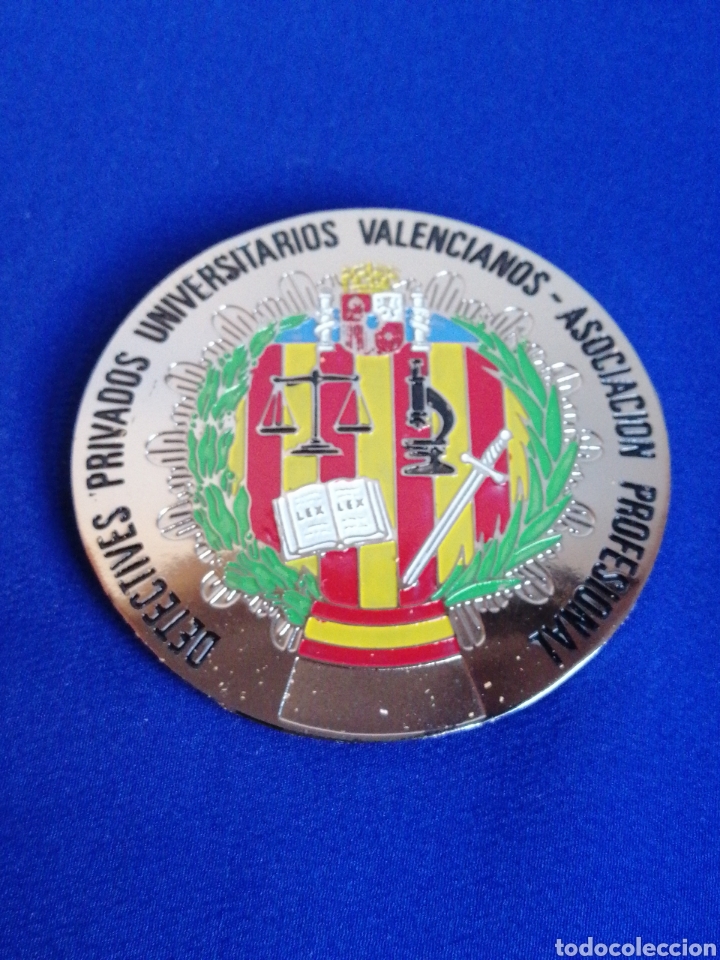 Sammlung von Pins: DETECTIVES PRIVADOS UNIVERSITARIOS VALENCIANOS ASOCIACI&Oacute;N (COLOR PLATA)