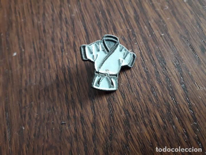 Pins e Spille di collezione: pin de traje para artes marciales.
