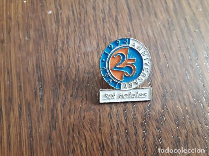 Pins de colecci&oacute;n: pin de Sol Hoteles, 25 aniversario.