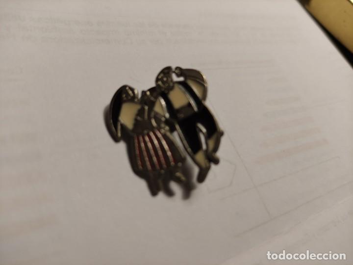 Pins de colecci&oacute;n: Pin vestidos folkl&oacute;ricos catalanes