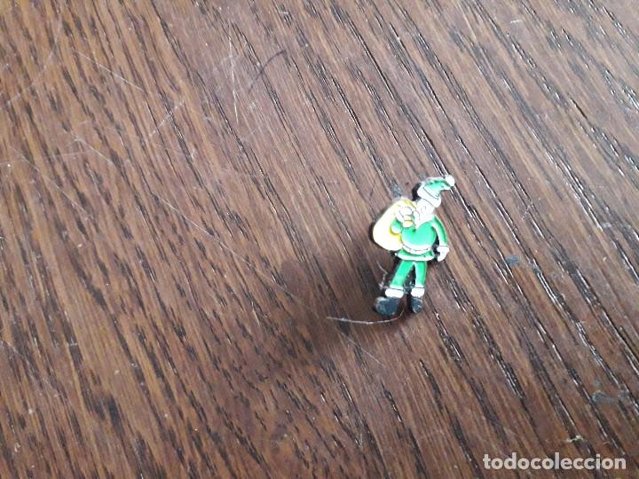 Pins de colecci&oacute;n: pin de publicidad, amena, papa noel.