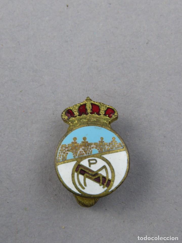 Pins de colecci&oacute;n: Pin de solapa del escudo del Real Madrid de bronce y esmalte A&ntilde;os 50