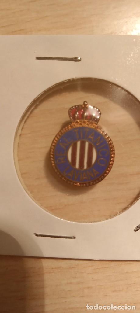Pins de colecci&oacute;n: Pin ojal f&uacute;tbol tit&aacute;nico laviana