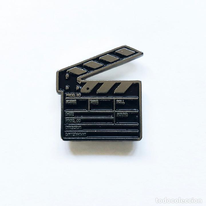 Sammlung von Pins: PIN METALICO ESMALTADO FUNDICI&Oacute;N CLAQUETA DE CINE ABIERTA