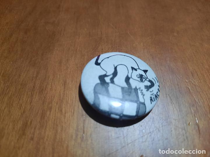Pins de colecci&oacute;n: GATO DIBUJO EN BLANCO CHAPA. PIN. SIN USO. 0,31 MM. DE DI&Aacute;METRO. MET&Aacute;LICO POR DETR&Aacute;S. DIFICIL
