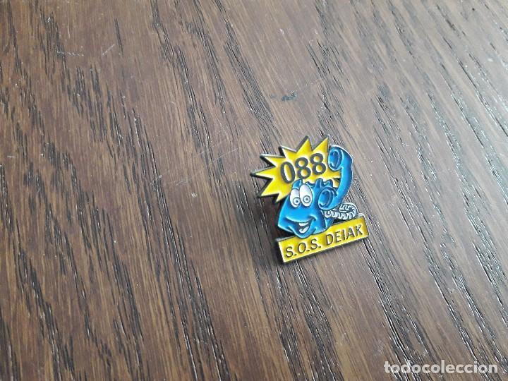 Pins e Spille di collezione: pin de publicidad, 088, S.O.S. deiak, Euskadi.