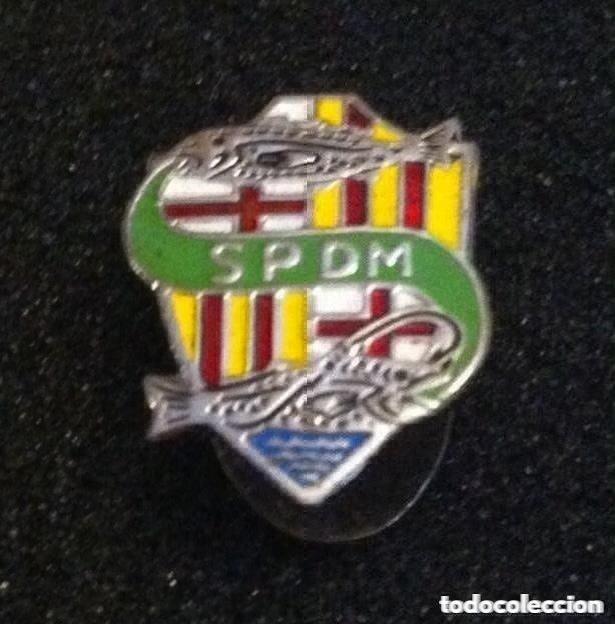 Pins de colecci&oacute;n: ANTIGUO PIN O INSIGNIA DE OJAL SOCIEDAD PESCADORES DEPORTIVOS DE MAR DE BARCELONA