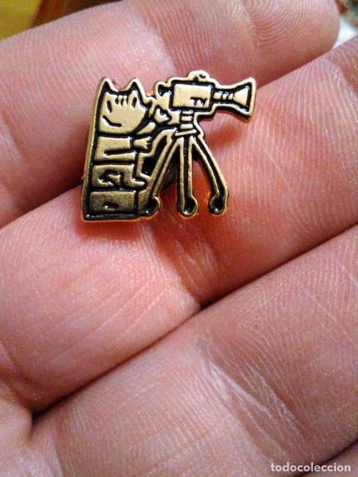 Pins de colecci&oacute;n: INSIGNIA PINS COBI CON CAMARA TELEVISI&Oacute;N OLIMPIADAS 1992 ,