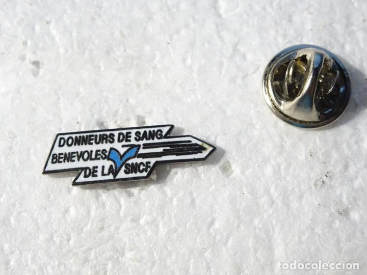 Collection pins: PIN DE TRENES FERROCARRILES. FRANCIA SNCF DONANTES DE SANGRE
