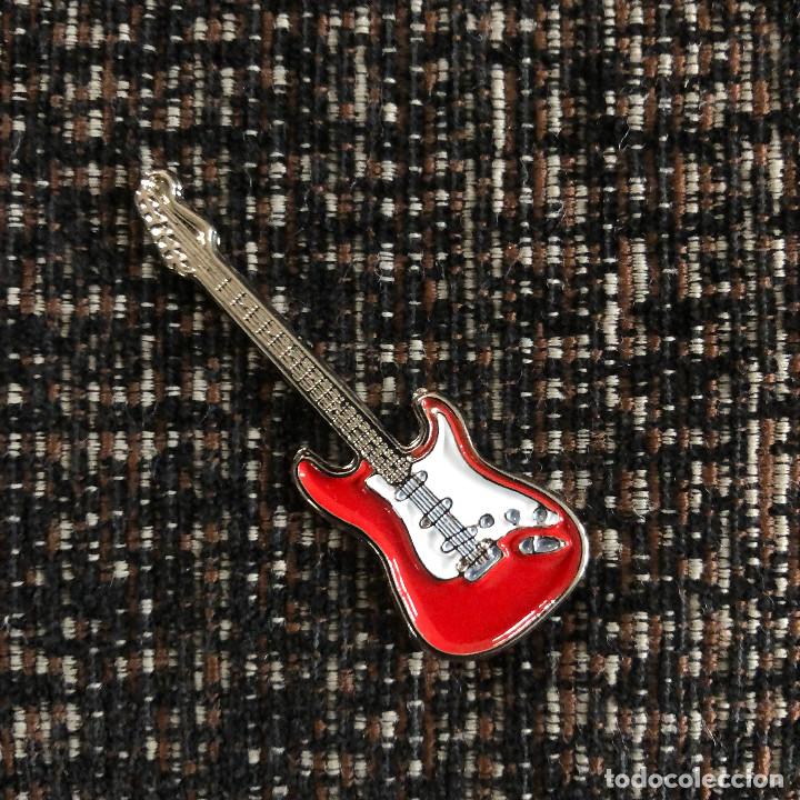 Sammlung von Pins: PIN METALICO SILUETEADO ESMALTADO GUITARA ELECTRICA NUEVO 5 CENT&Iacute;METROS DE ANCHO