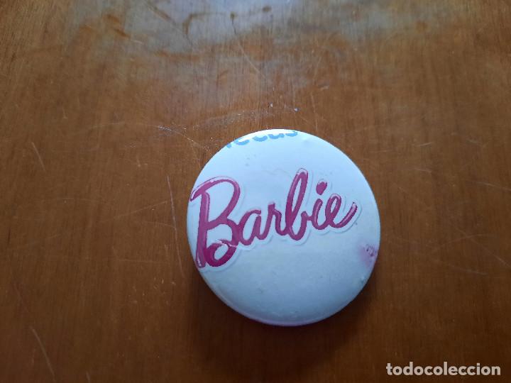 Pins de colecci&oacute;n: BARBIE LOGO. CHAPA. PIN. 0,31 MM. DI&Aacute;METRO. POR DETR&Aacute;S MET&Aacute;LICO. BUEN ESTADO. SIN USO. DIFICIL