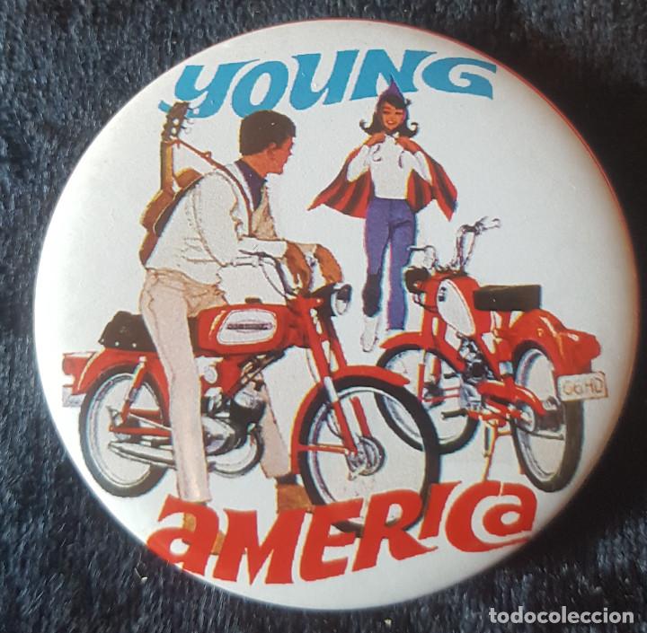 Pins de colecci&oacute;n: CHAPA PIN VINTAGE BUTTON 55mm YOUNG AMERICA 60S HONDA MOTORCYCLE