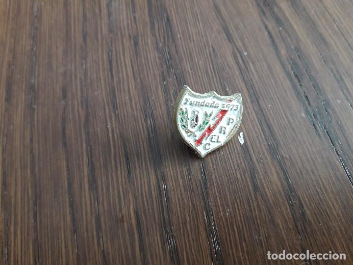 Pins de colecci&oacute;n: pin de escudo, fundada 1973. - Foto 1