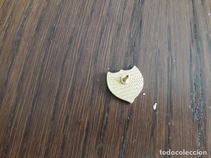 Pins de colecci&oacute;n: pin de escudo, fundada 1973. - Foto 2