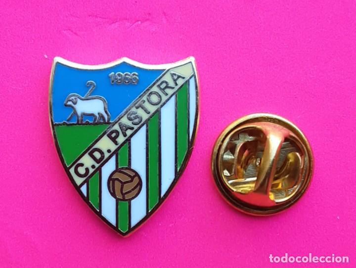 Pins de colecci&oacute;n: PIN FUTBOL ESMALTE - ESCUDO DEL C.D. PASTORA - SAN FERNANDO - CADIZ