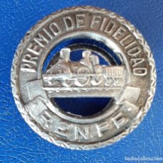 Pins de colección: (P-280)INSIGNIA DE OJAL PREMIO A LA FIDELIDAD DE RENFE. Lote 317139653
