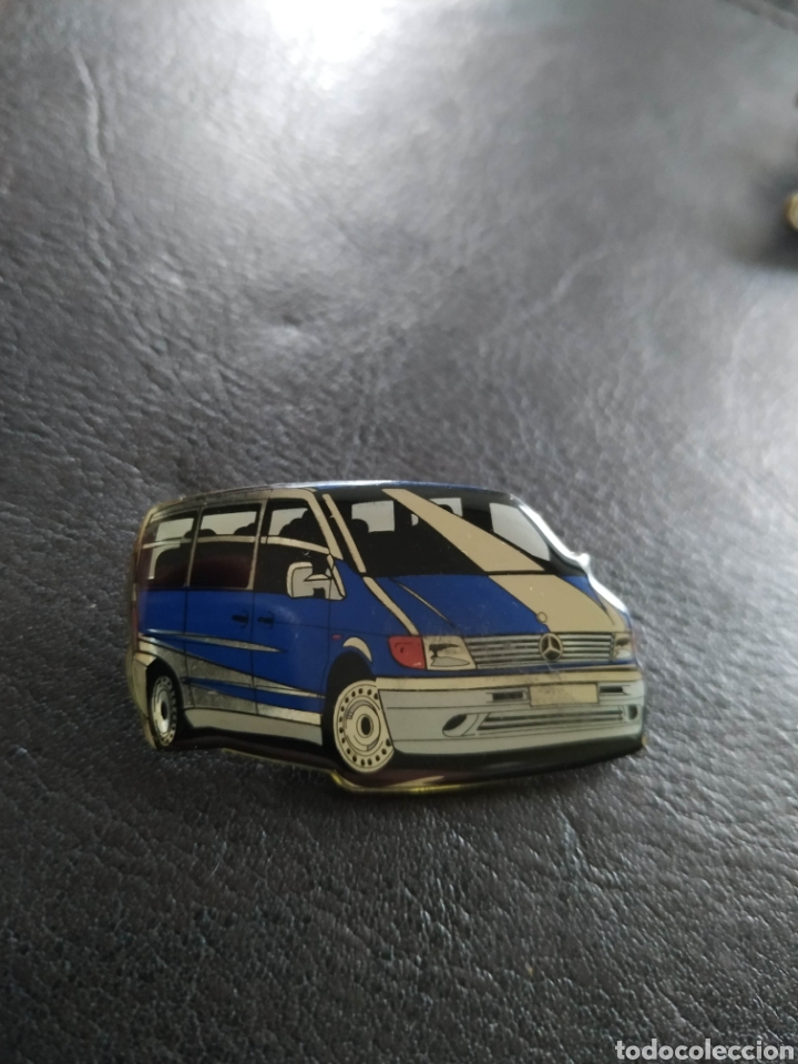 Pins de colecci&oacute;n: Pin furgoneta Mercedes Benz oficial