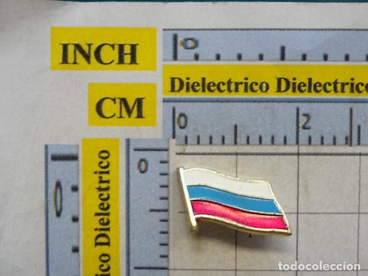 Pin's de collection: INSIGNIA BROCHE DE BANDERAS. RUSIA