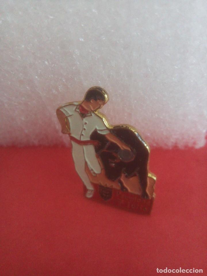 Pins de colecci&oacute;n: Insignia imperdible - Pamplona 7 de julio - Corredor y toro - encierro - No pin