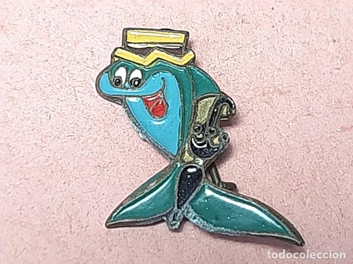 Pins de colecci&oacute;n: ANTIGUA INSIGNIA ESMALTADA PIN BROCHE PUBLICITARIO DE GINEBRA GREEN FISH GIN A&Ntilde;OS 50 / 60