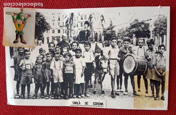 Pins de colecci&oacute;n: pin TARLA DE GIRONA-con tarjeta foto reproducci&oacute;n personas de la epoca -rev. historia de TARLA-fotos
