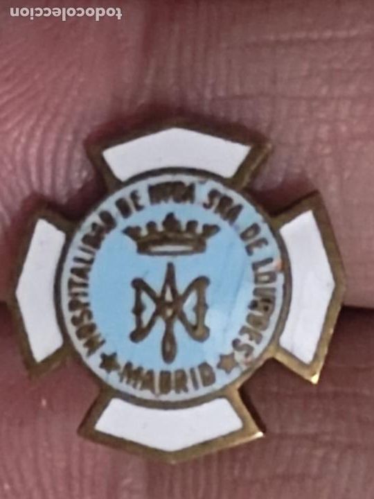 Pins de colecci&oacute;n: INSIGNIA ESMALTE HOSPITALIDAD VIRGEN NTRA SRA LOURDES MADRID 1,5 CMS ALTO CURIOSO CIERRE