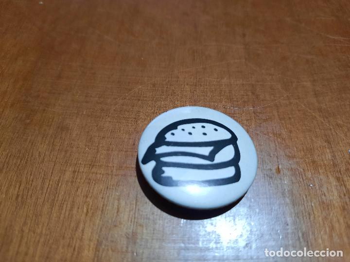 Sammlung von Pins: HAMBURGUESA. LOGO. BLANCO Y NEGRO. CHAPA. PIN. 0,31 MM. DETR&Aacute;S MET&Aacute;LICA. SIN USO. DIFICIL