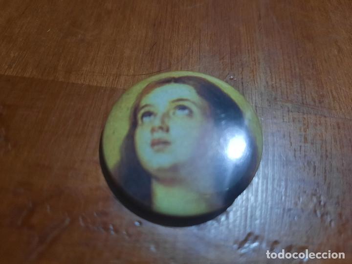 Sammlung von Pins: VIRGEN MARIA. PINTURA. CHAPA. PIN. 0.31 MM. DETR&Aacute;S MET&Aacute;LICA. BUEN ESTADO. SIN USO