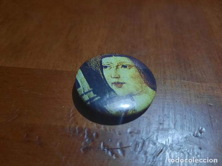 Sammlung von Pins: ISABEL LA CAT&Oacute;LICA. PINTURA. CHAPA. PIN. 0.31 MM. DETR&Aacute;S MET&Aacute;LICA. BUEN ESTADO. SIN USO