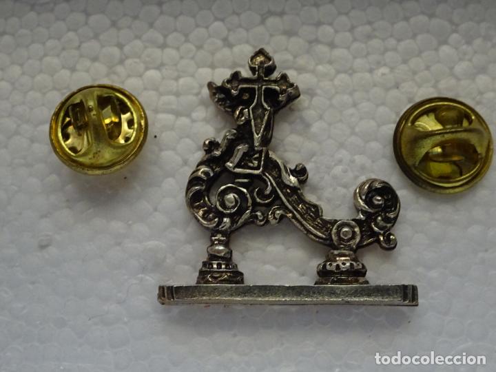 Collection pins: PIN DOBLE. LLAMADOR DE TRONO DE SEMANA SANTA HERMANDADES SEVILLA PASO VIRGEN LA CARRETER&Iacute;A