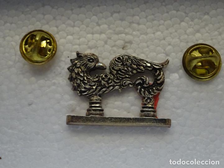 Pin's de collection: PIN DOBLE. LLAMADOR DE TRONO DE SEMANA SANTA HERMANDADES SEVILLA PASO VIRGEN LA AMARGURA