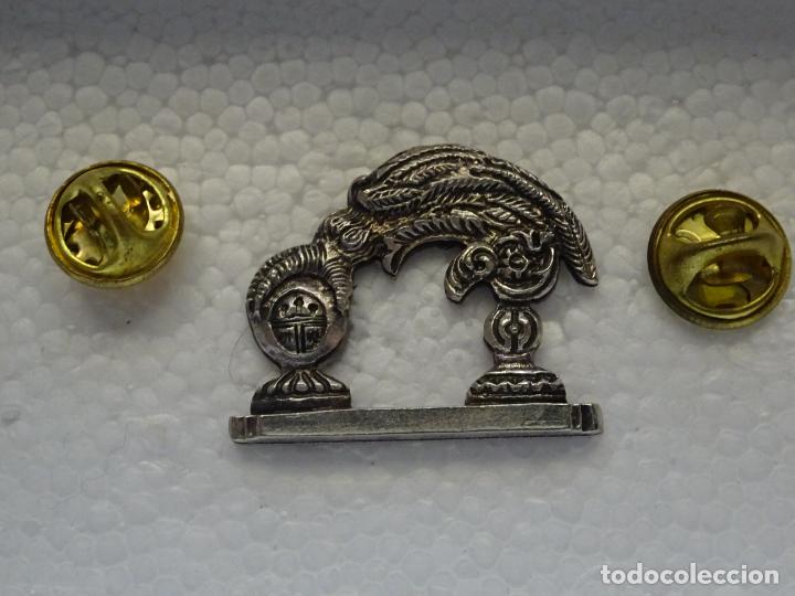 Pin's de collection: PIN DOBLE. LLAMADOR DE TRONO DE SEMANA SANTA COFRAD&Iacute;AS HERMANDADES SEVILLA PASO CRISTO CALVARIO