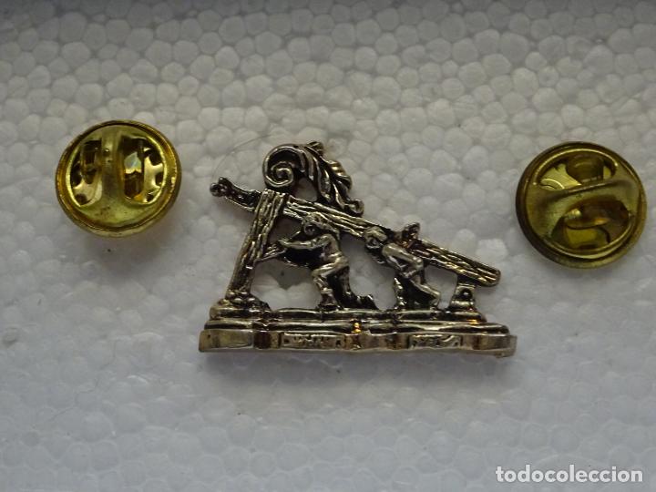 Pins e Spille di collezione: PIN DOBLE. LLAMADOR DE TRONO DE SEMANA SANTA HERMANDADES SEVILLA PASO VIRGEN SANTA GENOVEVA