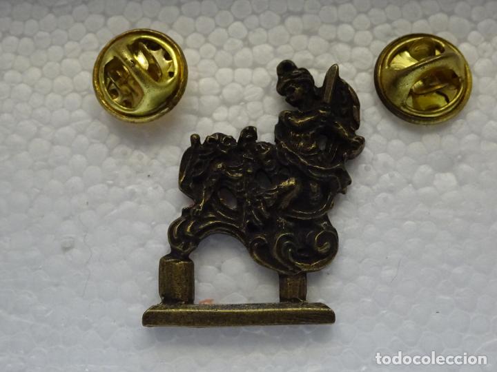 Pin's de collection: PIN DOBLE. LLAMADOR DE TRONO DE SEMANA SANTA HERMANDADES SEVILLA. PASO MISTERIO SAN GONZALO