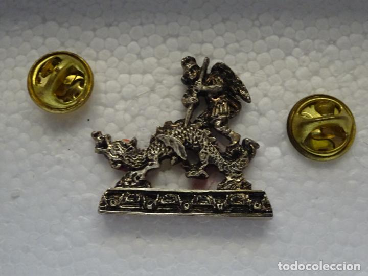 Pin's de collection: PIN DOBLE. LLAMADOR DE TRONO DE SEMANA SANTA COFRAD&Iacute;AS HERMANDADES SEVILLA. PASO EL BARATILLO