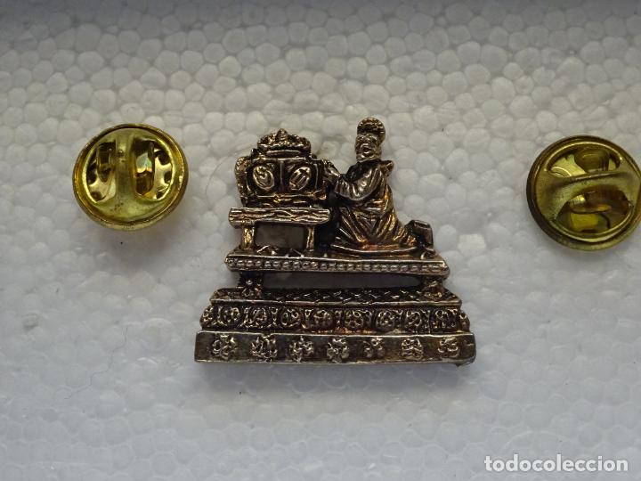 Collection pins: PIN DOBLE. LLAMADOR DE TRONO DE SEMANA SANTA COFRAD&Iacute;AS HERMANDADES SEVILLA. PASO EL BARATILLO