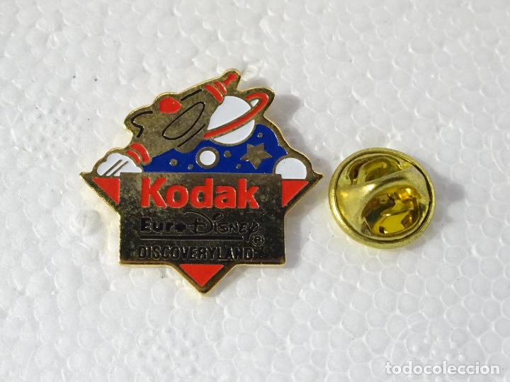Pins e Spille di collezione: PIN DE DIBUJOS ANIMADOS. PARQUE ATRACCIONES EURO DISNEY. EURODISNEY. DISCOVERYLAND. KODAK